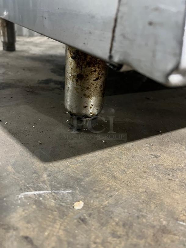 Star Max 24" countertop griddle leg, showing signs of wear. Natural gas powered, thermostatic control.