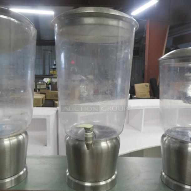 Stainless steel and polycarbonate XL beverage dispenser, features a spout, slightly used condition.