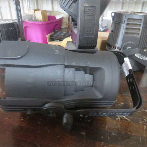 Showline SL PAR 150 Zoom stage light, black, in good condition. Features adjustable zoom. Model and brand markings visible.
