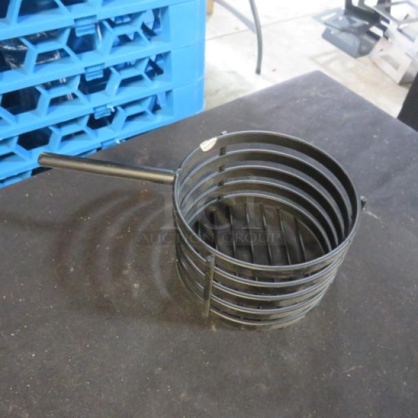 One lot of 16 black metal chafer fuel holders, circular design, handle included, sturdy condition. Ideal for catering use.