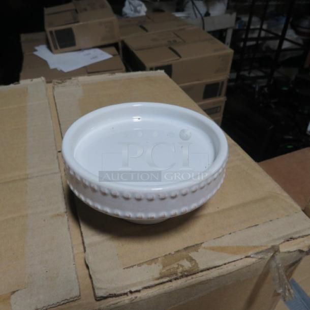 White mini cake stand with beaded rim detail, made of ceramic. In good condition, item code 6XBID.