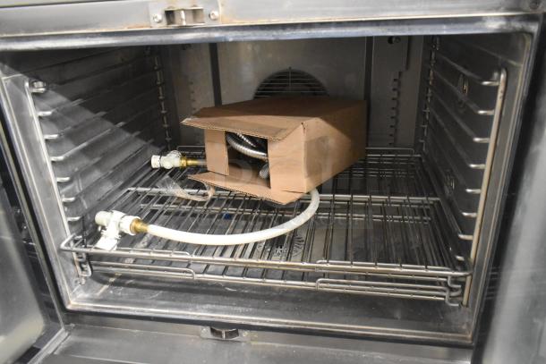 Brand new Blodgett HVH-100E HydroVection oven interior. Includes hose and cardboard box. Ideal for commercial use.