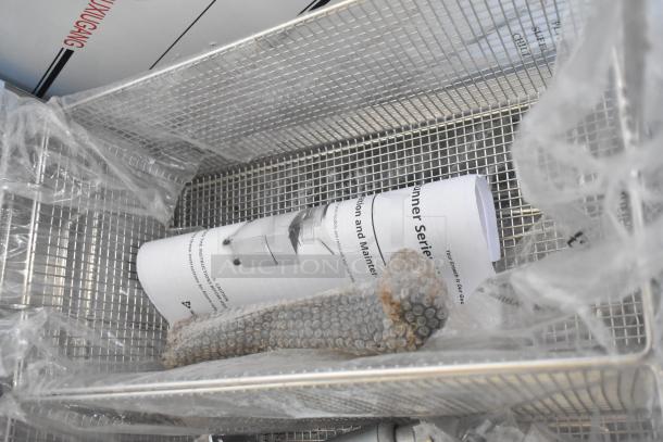 Brand new Dean SR162GN commercial deep fat fryer with two metal fry baskets, scratch and dent condition, 150,000 BTU.