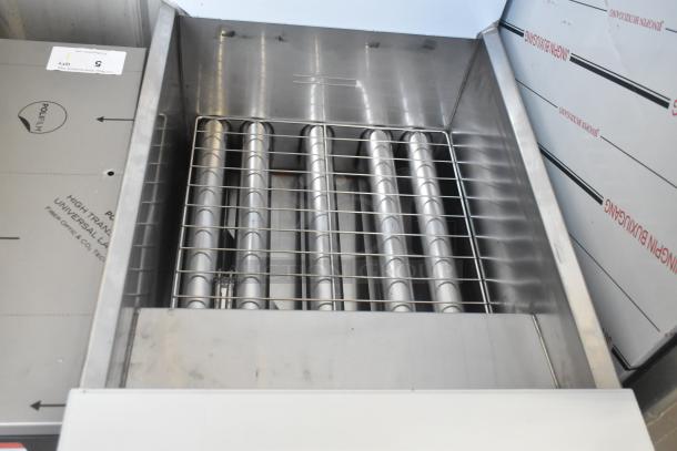 Dean SR162GN Commercial Floor Style Natural Gas Deep Fryer, 150,000 BTU, includes 2 metal fry baskets, brand new with minor scratches.