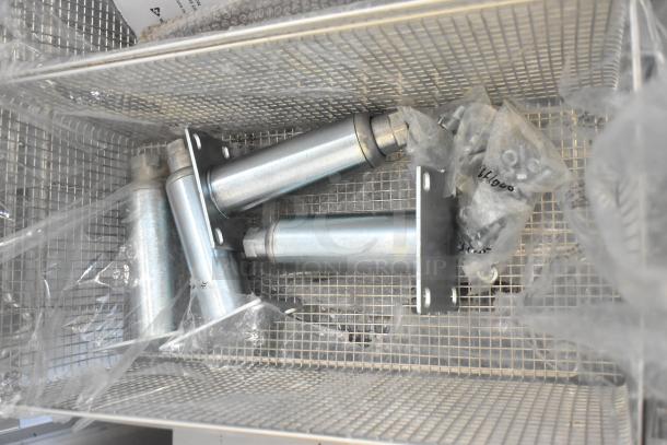 Brand new Dean SR162GN deep fat fryer with 2 metal fry baskets. Natural gas, 150,000 BTU. Scratch and dent condition.