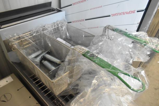 Brand new Dean SR162GN commercial deep fat fryer, natural gas, 150,000 BTU, with two metal fry baskets. Scratch and dent.