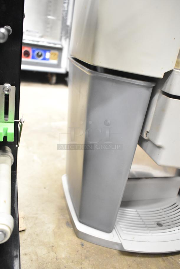 Zummo Z14C Commercial Citrus Juicer, 110V, 1 Phase, in good condition. Features a sturdy design with easy-to-clean components.