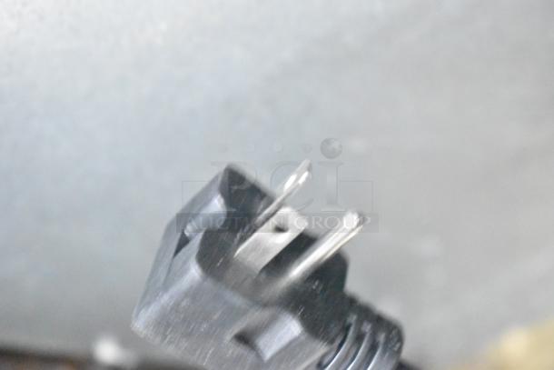 Power plug for Avantco 177FW200D food warmer, indicating 120 volts, 1 phase, suitable for countertop use.