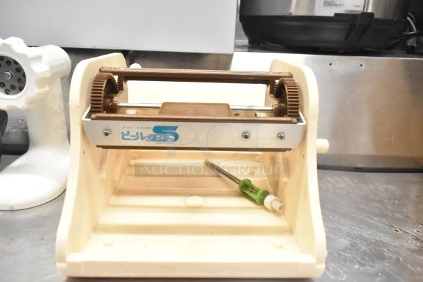 4 various items including an Antree meat grinder and an Aicok HM833 hand blender. Items appear in good condition.