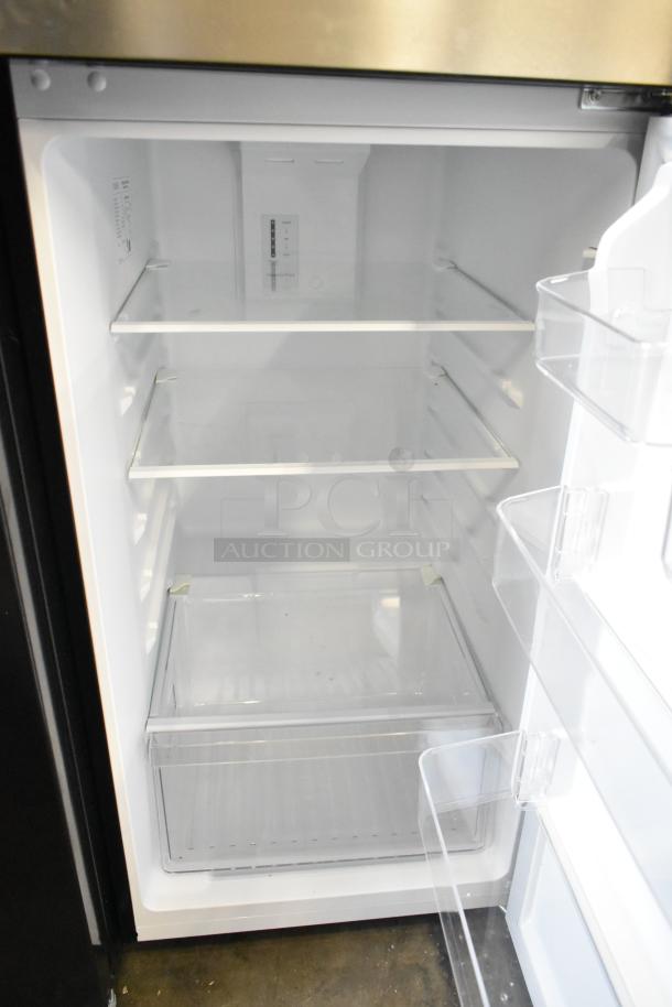 Brand new Vissani MDTF10SSES4 reach-in cooler/freezer, 115V, 1 phase. Scratch and dent condition. Clean interior, three shelves.