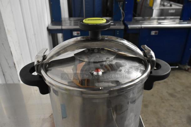 Monix Classica Pressure Steamer Pot with lid, stainless steel, black handles, visible pressure indicator, excellent condition.