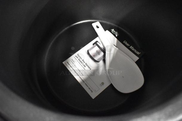 Avantco 177RWB92 rice warmer, 92 cup capacity, includes user manual and rice paddle, brand new with minor scratches.