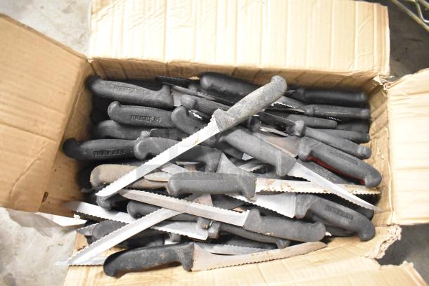 Box of 100 sharpened stainless steel knives featuring serrated bread and chef knives. Some handles show brand name "Green."