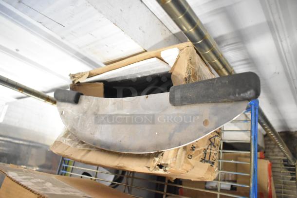 58 sharpened stainless steel items, including pizza pie cutters and paring knives, in used condition. Box shows wear.