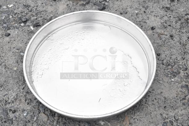 Round HA5014 baking pan, aluminum, collectible set of 17, slight water droplets, ideal for bulk baking purchases.