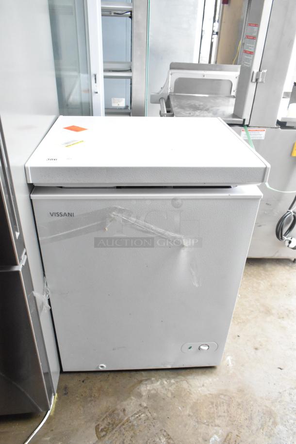 Vissani HMCF5W5 5.0 cu. ft. chest freezer, manual defrost, LED light, 115 volts, 1 phase, white, good condition.
