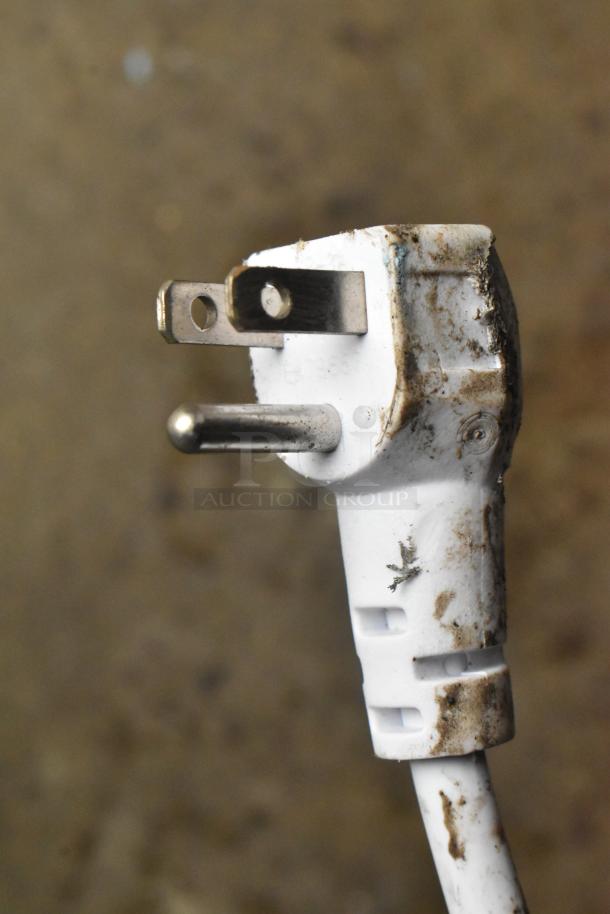 Dirty power plug for Vissani HMCF5W5 chest freezer, showing signs of wear. 115 Volts, 1 Phase.