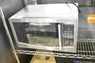 BRAND NEW SCRATCH AND DENT! Avanti MT116V4M Countertop Microwave Oven. 120 Volts, 1 Phase.
