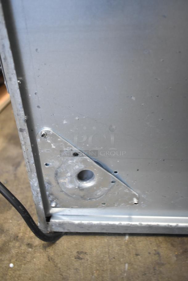 Brand new Avantco 194UCH160A ice machine with visible surface wear. Capable of producing 160 lbs of ice, 115 volts, 1 phase.