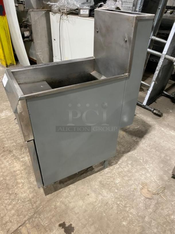 Pitco Frialator Series stainless steel deep fat fryer, natural gas-powered, with back splash and legs, commercial use.