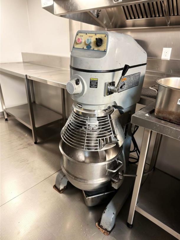 Prime condition Globe SP40P 40 Qt commercial planetary mixer, 2 HP, NSF & ETL listed, fully tested, operational.