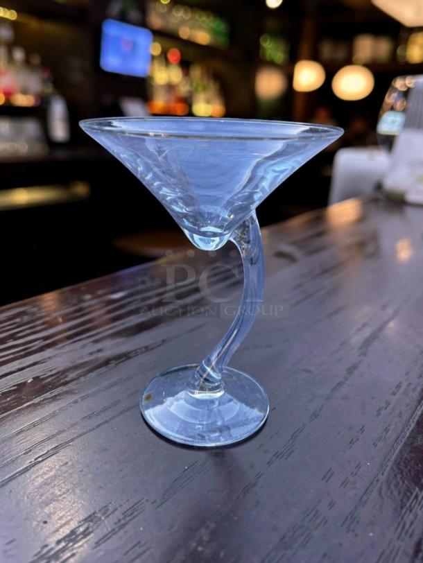 Elegant twist stem martini glass in outstanding condition, ideal for bars and restaurants. Set of 63 (BAR-S-GLS-0639).