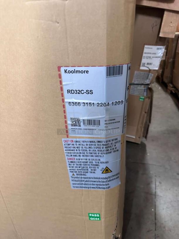 Brand New KoolMore RD32C-SS 32” Curved Glass Refrigerated Display Case in box. ETL Listed, stainless steel, commercial use.