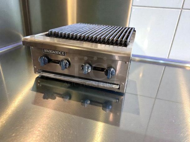 Commercial 4-burner gas charbroiler, stainless steel, in outstanding condition, fully tested, model CHAR-M-GAS-0543.