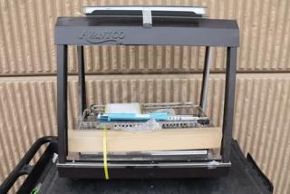 Avantco HDC-26 26" heated display case, new scratch-n-dent, frame bent, 3 shelves, sliding doors, 120V, 1580W.