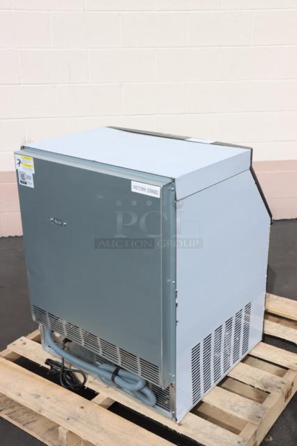Avantco Ice UC-F-280-A 26" undercounter ice machine, air-cooled, 299 lb. capacity, scuffed and dented, serial 194UCF280A-25090062.