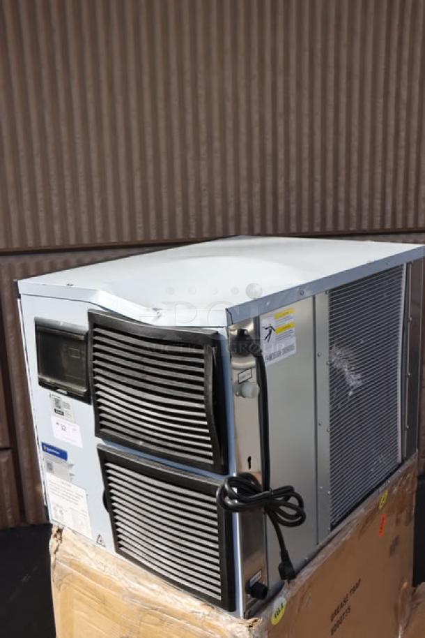 Brand new Avantco Ice MC-H-530-A 30" modular ice machine, air-cooled, half cube, 500 lb capacity, with visible scratch and dent. Serial No. 194MCH530A-24090005, 115V, 9.4 Amps, 1 Phase.