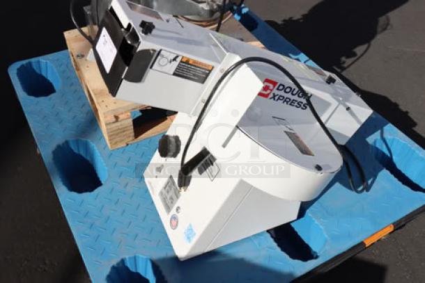 DoughXpress DXSM-270 bun/bagel slicer, adjustable thickness 1/2" to 1 1/2", 120V, 1/2 hp, out of packaging, white casing.