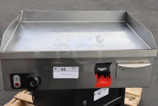 BRAND NEW Vollrath 40716 Cayenne 24" electric griddle, 220V, 3kW, thermostatic control, minor scratches, S/N: P19-00575893-060.