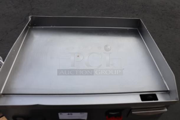 Vollrath 40716 electric griddle, 24" thermostatic, scratch-n-dent, 220V, 13.6A, 3kW, visible surface wear, no original packaging.