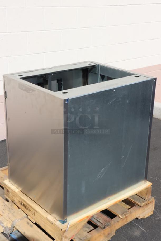 Brand new 2025 Hoshizaki SD-500 stand for DCM-300/500 ice machines. Serial: Q54580E. Original packaging destroyed.