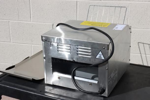 Avantco T3300B commercial conveyor toaster, brand new scratch-n-dent, 10" wide, 3" opening, 208V, 3300W. Serial #2803625184T3300B.
