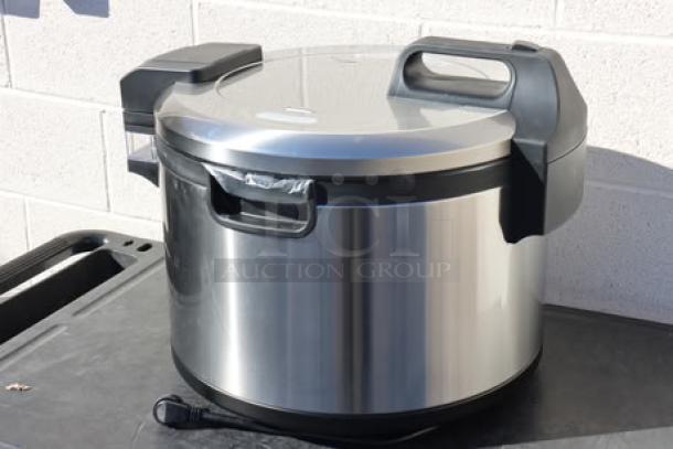 Brand new Avantco RCSB90 digital rice cooker/warmer, 90 cup capacity, 240V, 2,500W, stainless steel, hinged lid.