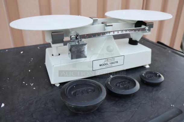 Brand new Cardinal Detecto 1002TB 8 lb. baker's dough scale with scoop, 16 oz. x 0.25 oz. grads, visible model label. Original packaging damaged.