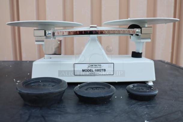 Cardinal Detecto 1002TB 8 lb dough scale with scoop, baked enamel finish. Beam grads 16 oz x 0.25 oz. New, packaging damaged.