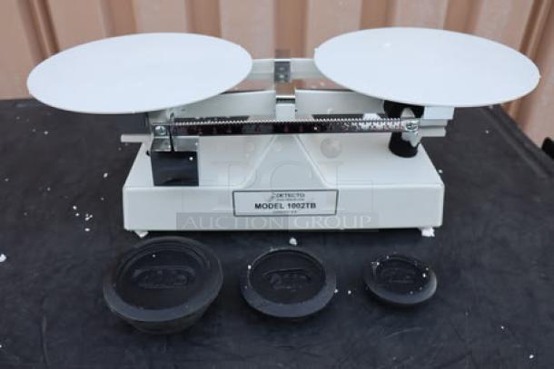 Brand new Cardinal Detecto 1002TB dough scale, 8 lb capacity, includes scoop, 16 oz x 0.25 oz beam grads, tags intact.