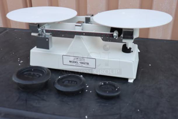 BRAND NEW Cardinal Detecto 1002TB 8 lb. dough scale with scoop. Baked enamel finish; beam grads: 16 oz. x 0.25 oz.