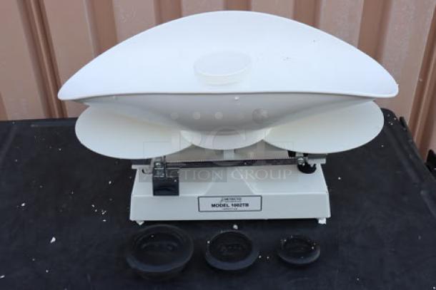 BRAND NEW Cardinal Detecto 1002TB 8 lb dough scale with scoop, 16 oz x 0.25 oz beam grads, model tag visible, original packaging damaged.