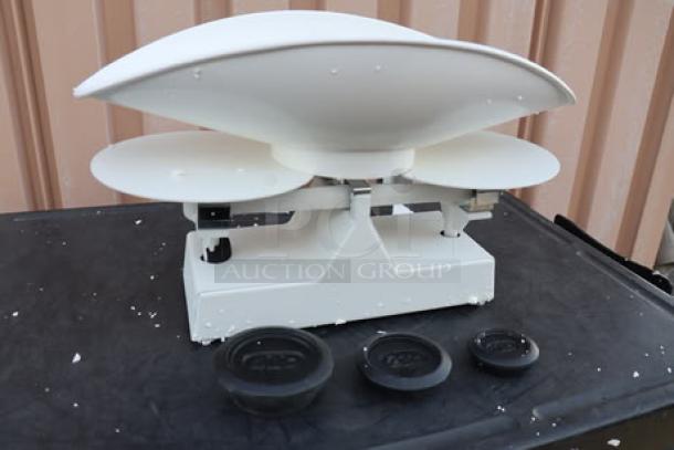 BRAND NEW Cardinal Detecto 1002TB 8 lb. dough scale with scoop, 16 oz. x 0.25 oz. beam grads, scratched but unused.