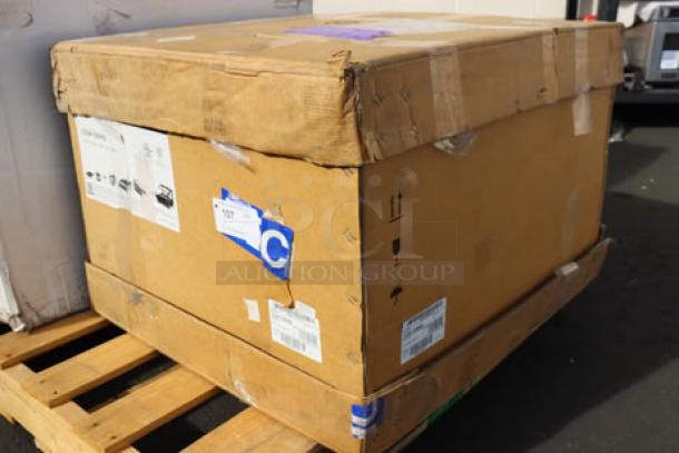 Brand new Vollrath CO4-120HS convection oven in a damaged box. Note: Oven has a broken glass door.