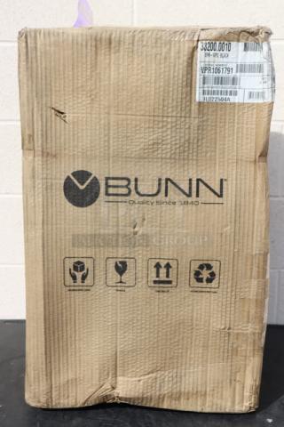 Brand new Bunn 33200.0010 VPR-APS Pourover Airpot Coffee Brewer in damaged original packaging. S/N: VPR1061791.