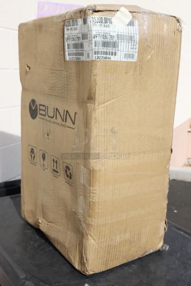 Brand new Bunn 33200.0010 VPR-APS Pourover Airpot Coffee Brewer in damaged original packaging. S/N: VPR1061791.
