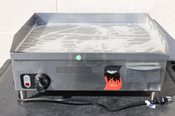 Vollrath 40716 Cayenne 24" electric griddle, thermostatic control, 220V, out of packaging, minor dings/scratches, S/N: P15-00575163-042.
