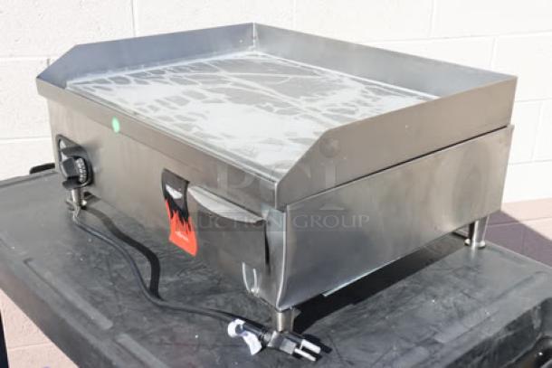 BRAND NEW Vollrath 40716 Cayenne 24" electric griddle, 220V, out of packaging, minor dings/scratches, S/N: P15-00575163-042.