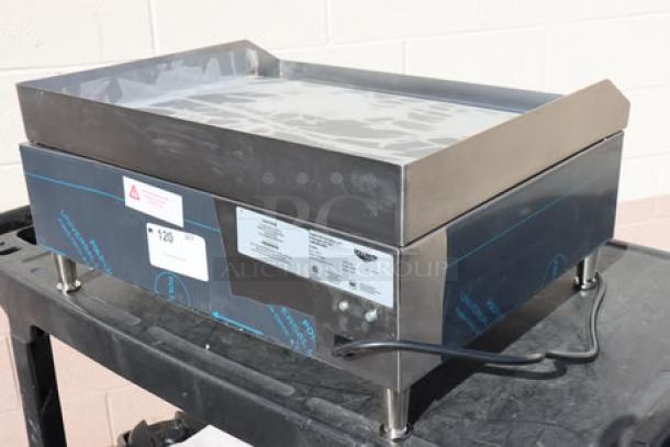 BRAND NEW Vollrath 40716 Cayenne 24" thermostatic electric griddle, 220V, minor dings/scratches, S/N: P15-00575163-042.