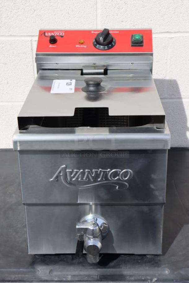 Avantco F200 electric countertop fryer, 15 lb. capacity, 208-240V, 2700/3600W. Brand new, scratch on side, serial CK-241007R-163.
